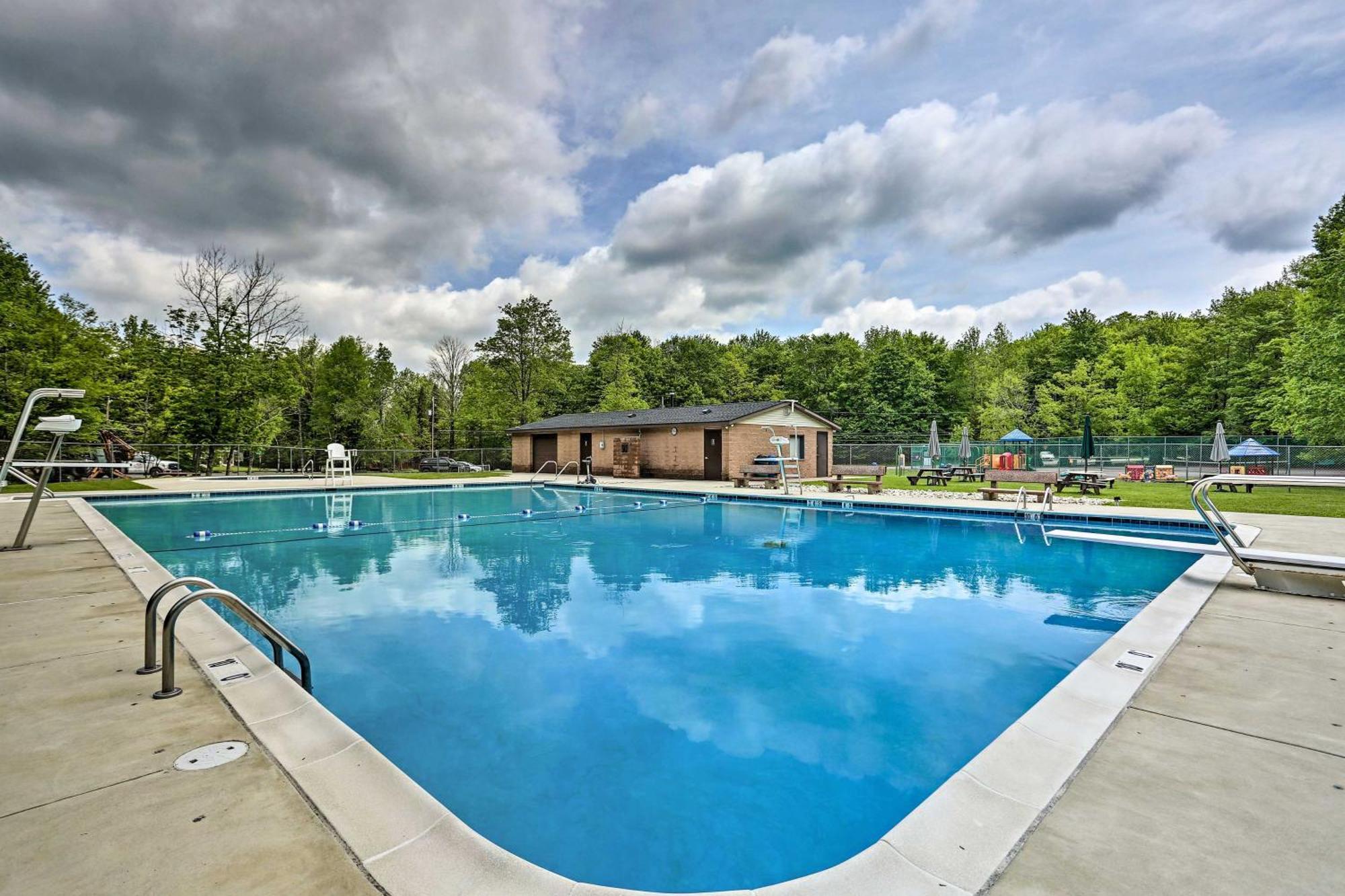 Holiday home Arrowhead Retreat With Dock And Pool Access!
