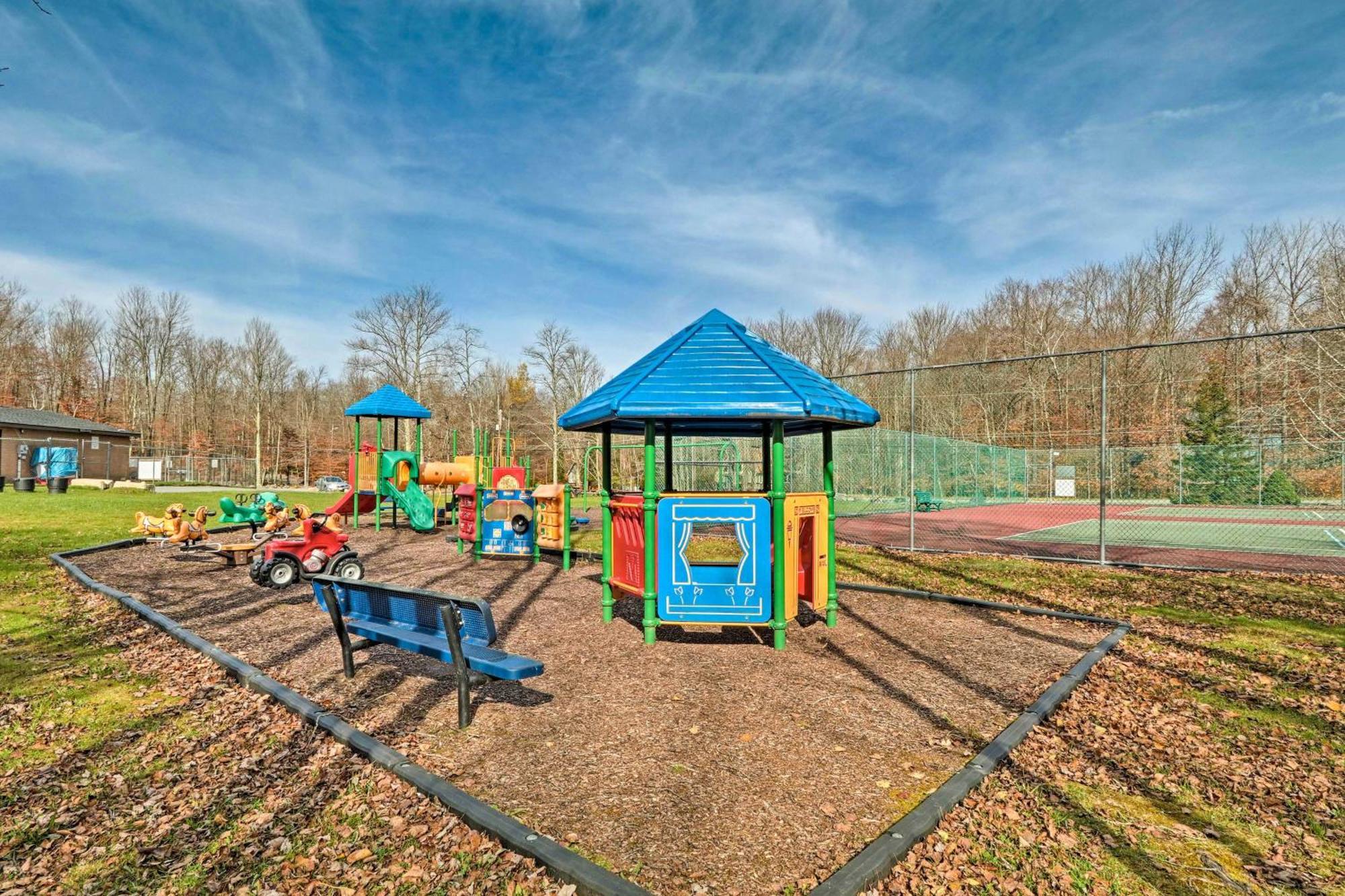 Arrowhead Retreat With Dock And Pool Access! Holiday home Pocono Lake