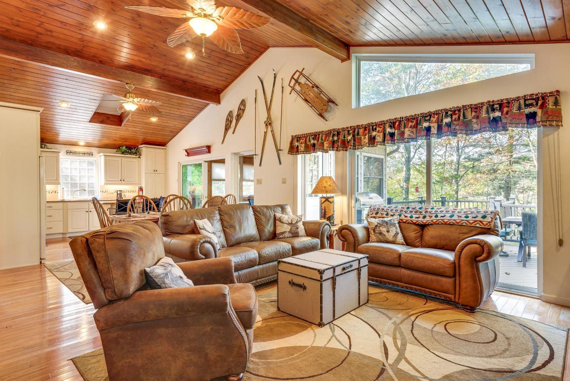 Holiday home Arrowhead Retreat With Dock And Pool Access! Pocono Lake