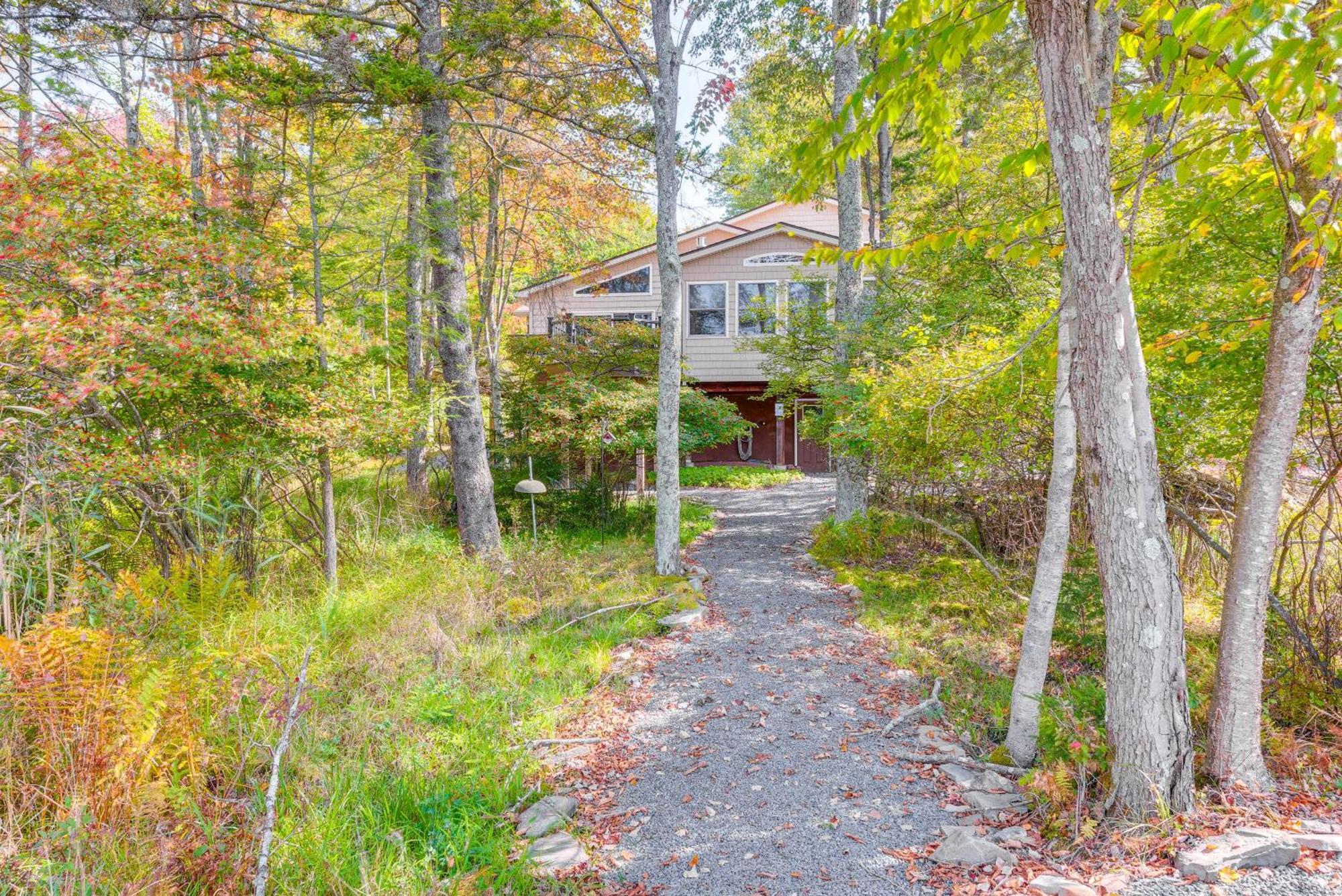 Arrowhead Retreat With Dock And Pool Access! Holiday home
