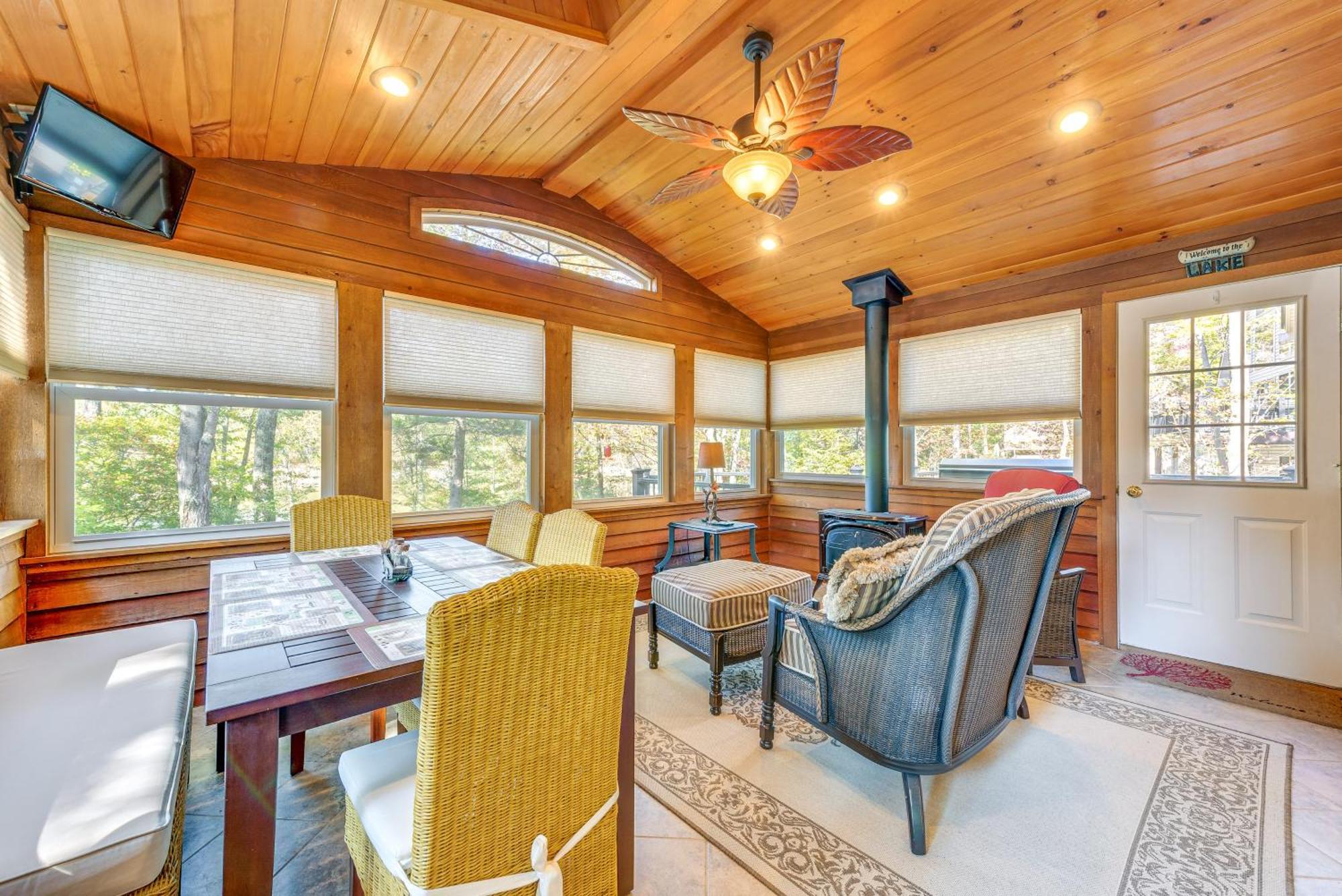 Holiday home Arrowhead Retreat With Dock And Pool Access! Pocono Lake