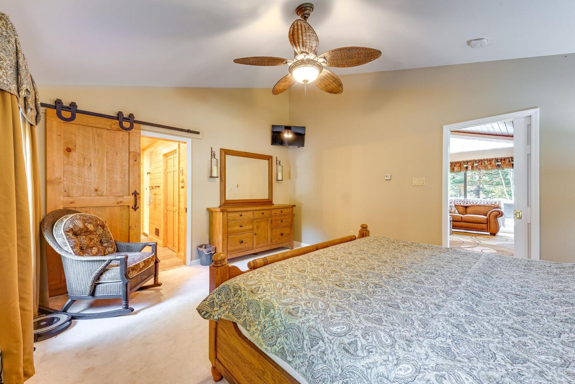 Holiday home Arrowhead Retreat With Dock And Pool Access!