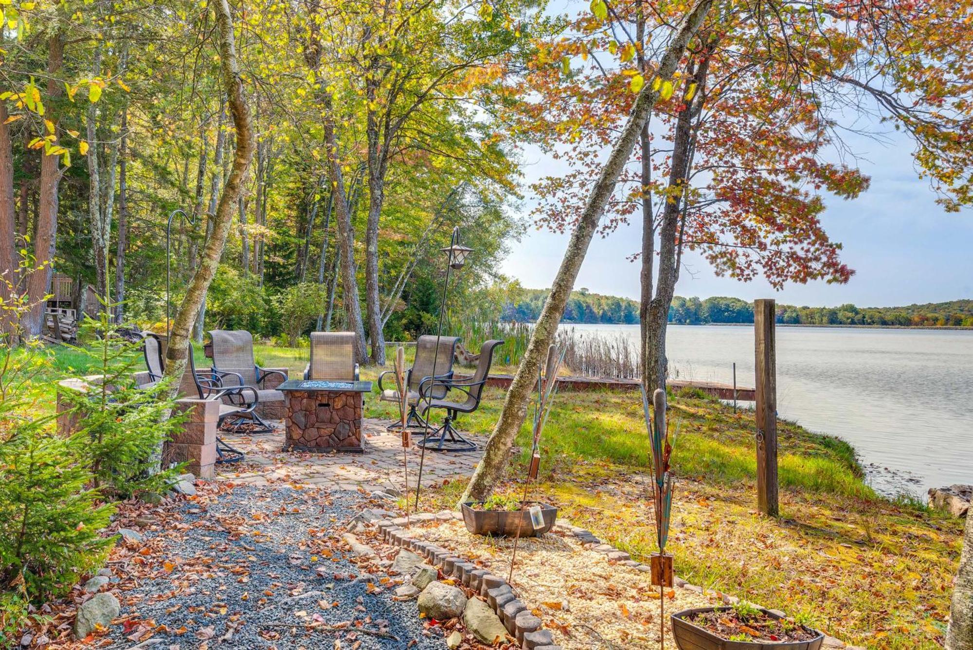 Arrowhead Retreat With Dock And Pool Access! Holiday home Pocono Lake