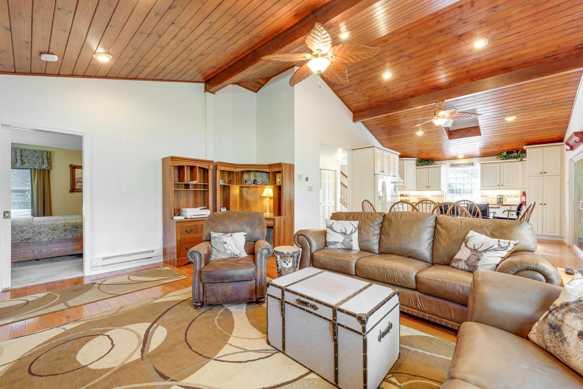 Holiday home Arrowhead Retreat With Dock And Pool Access!
