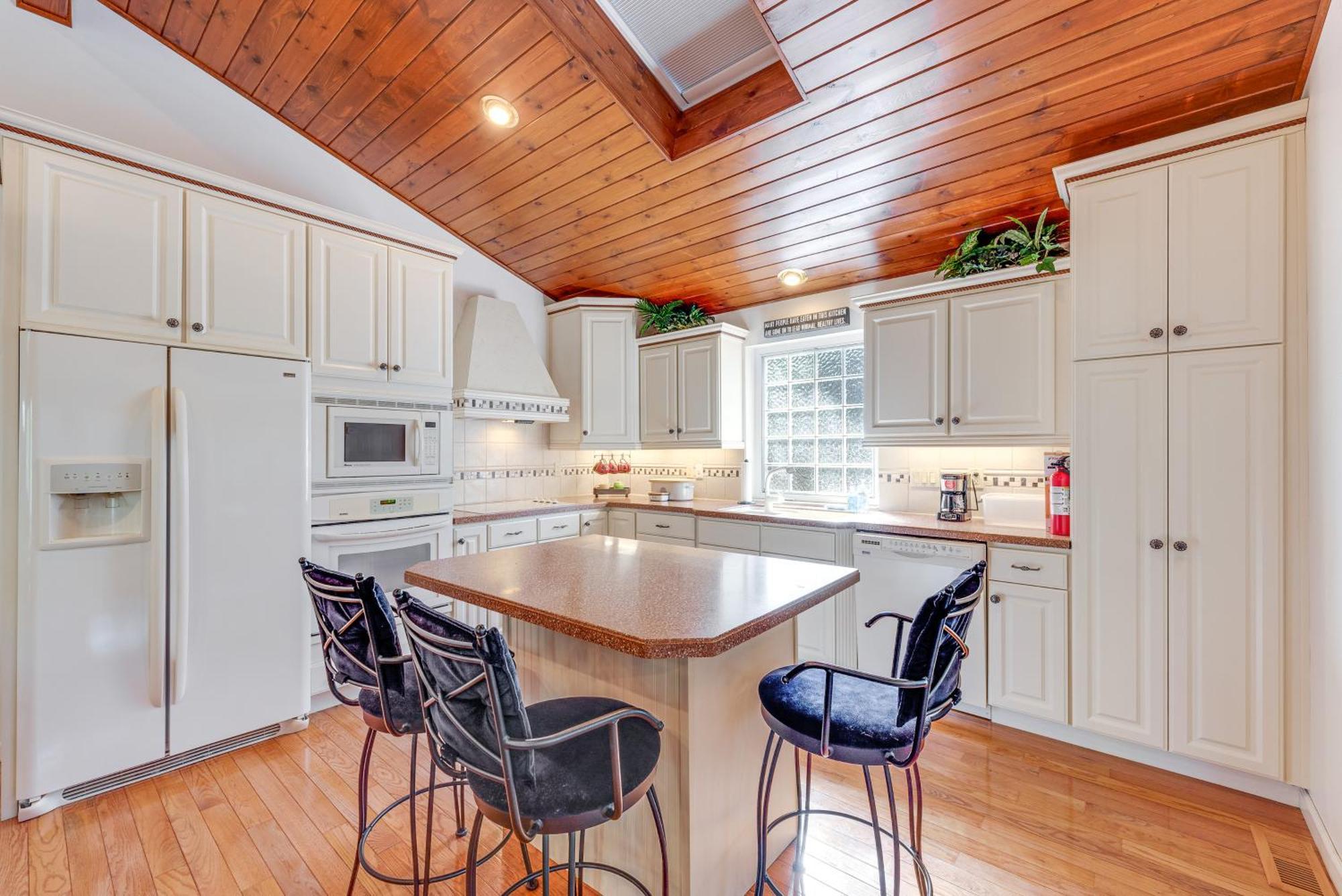Arrowhead Retreat With Dock And Pool Access! Holiday home Pocono Lake